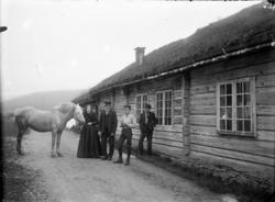 Familien på Hammervoll forran Hammervoll-stua..Hammervollstu