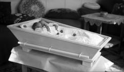 (A016)."Tatt i april 1944 på Hollingen i begravelse og noen 