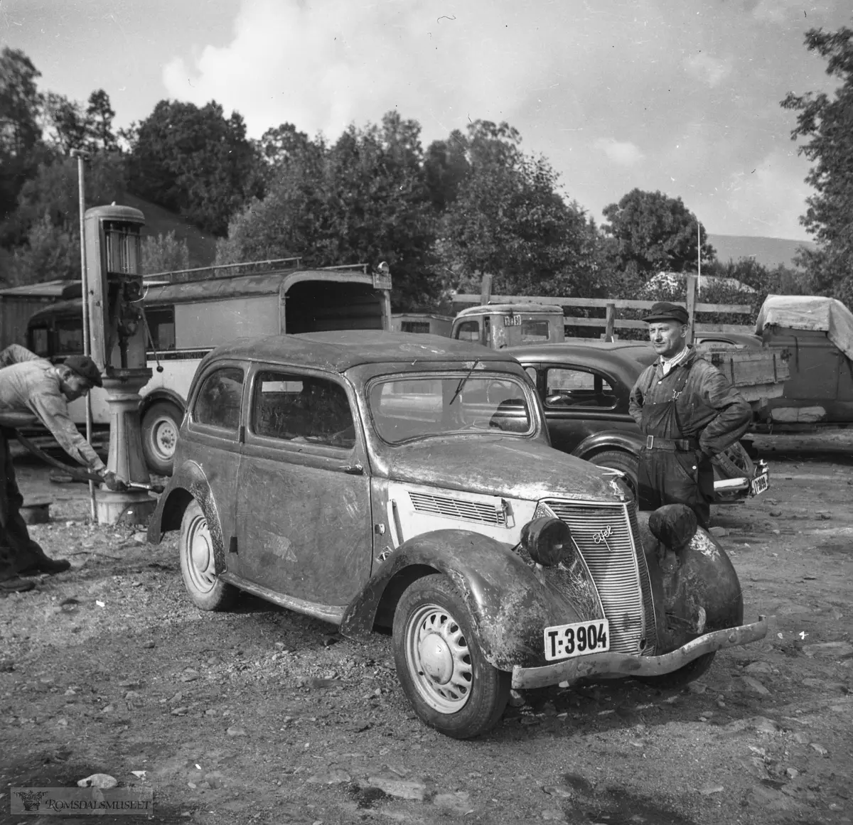 T-3904 står i Hvem eier bilen 1948 på Jon Bjordal, Molde, som Ford Eifel. Årsmodellen er 1937-38. Karosseritype: Cabriocoach, dvs. faste vindusrammer, men stofftak som kan rulles tilbake.