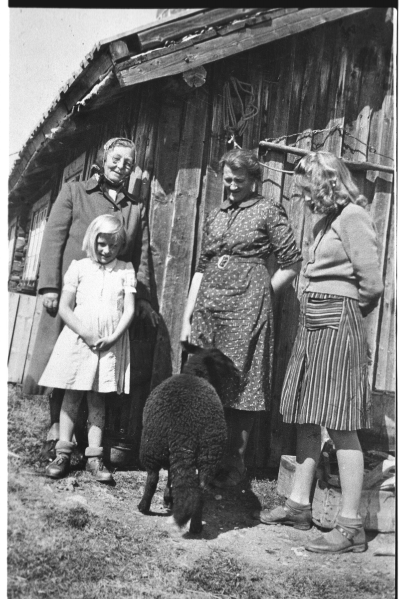 Portrett,
Somaren 1944.frå v.Gerd Haugstad,Ingebjørg Bllakkestad Haugstad og Gerd J