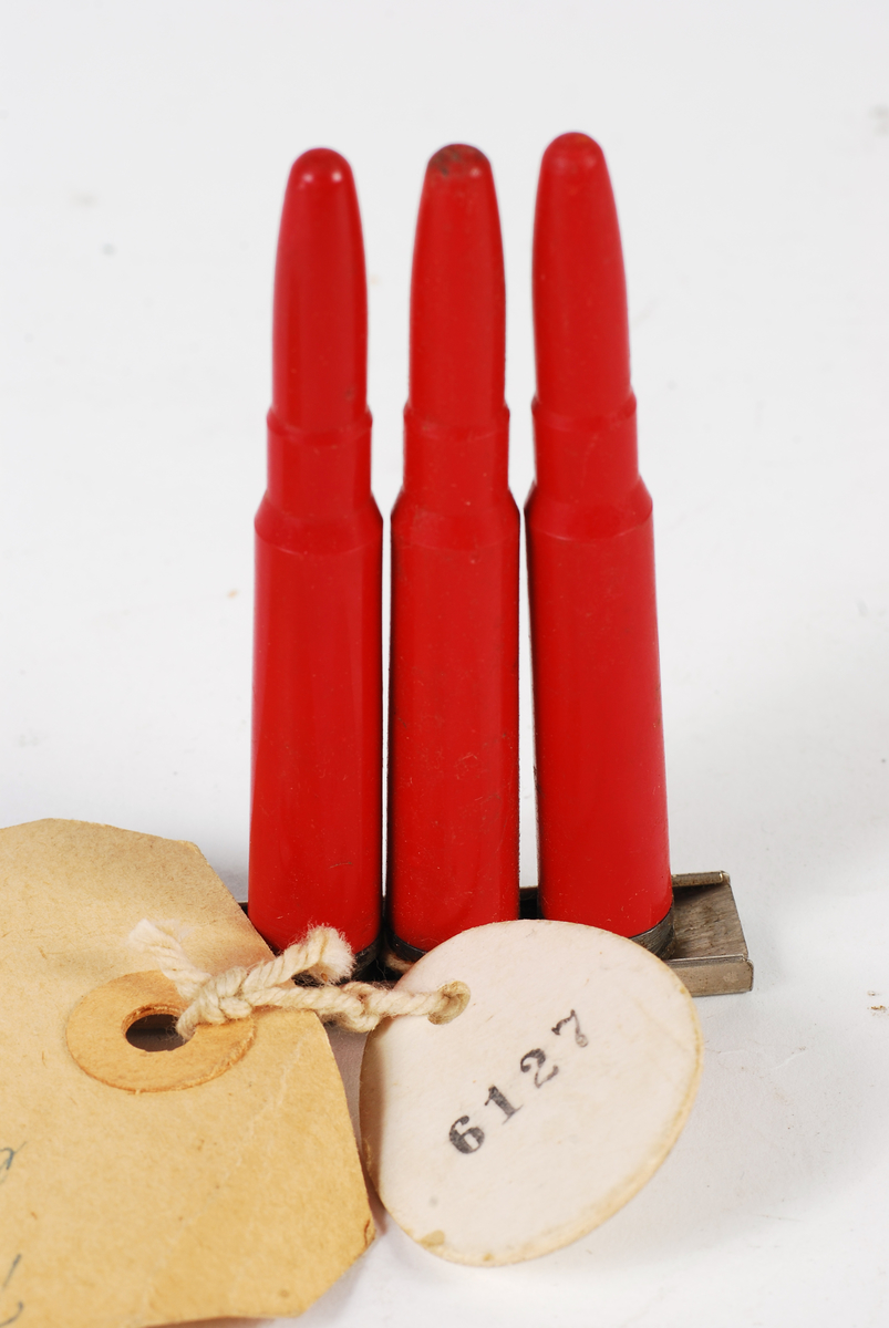 Tre ekserserpatroner 7,92x57 i rød plast.