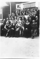 Gruppe, bryllaupsbilde av Birgit Knutsdtr. Skage og Jul Olso