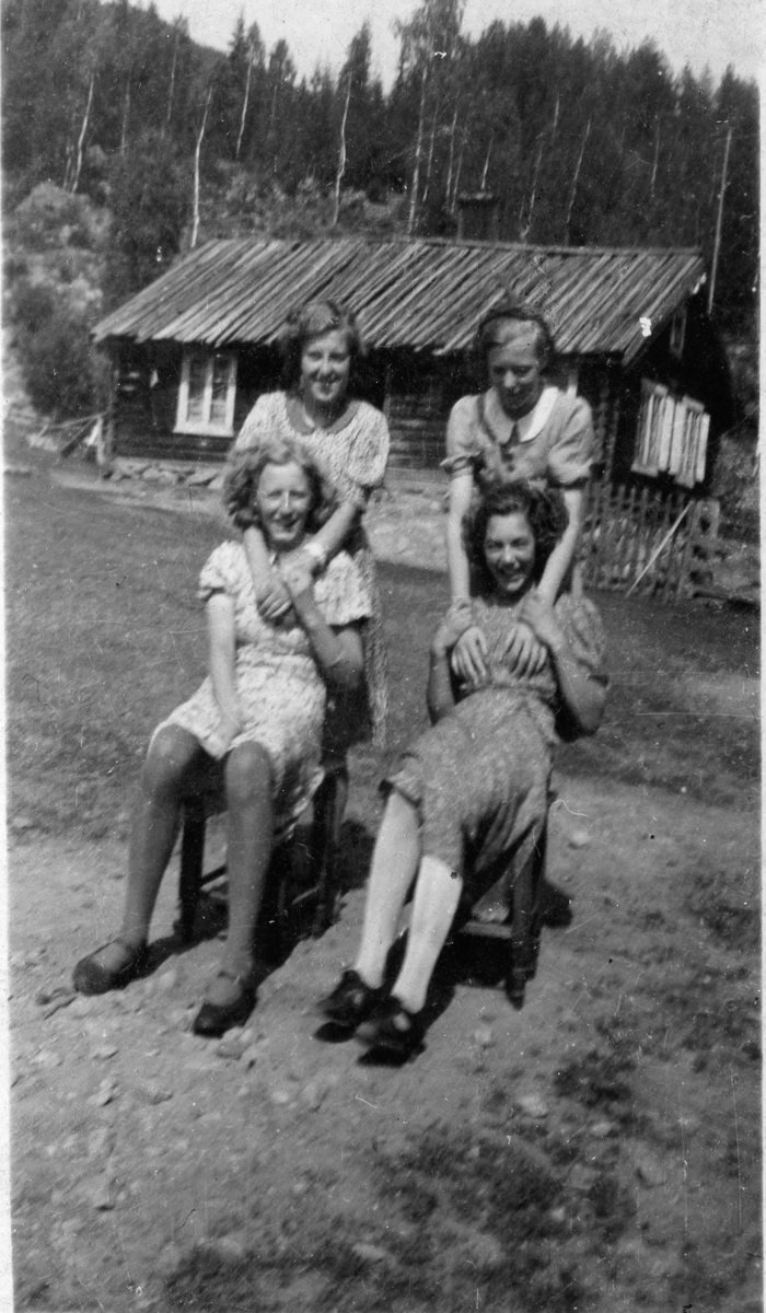 Gruppebilde,kjole,hallingstugu.
Framme frå v.Mari Ødegård,Ingeborg Torshaug
Bak frå v.Ragnhild Brekko og Inger Johansen Perigarden
