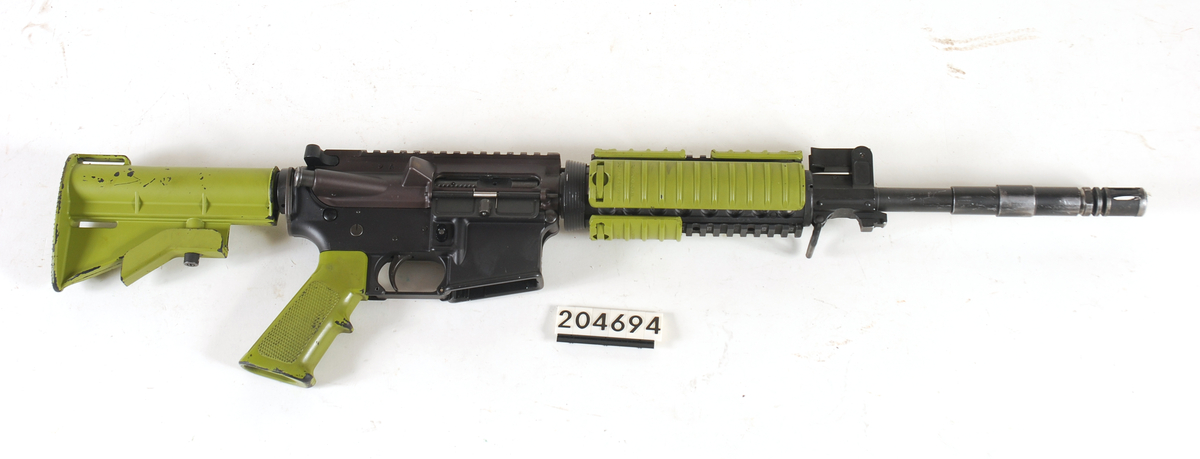 Våpenet har grønnfarket plastkolbe og forskjefte og nedfellbart forsikte. Ellers er våpenet likt hærens utgave av C8 SFW.