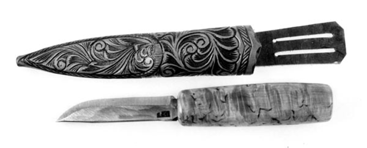 Kniven og slira er laget av selgeren i mai 1976. Skaft av valbjørk. 