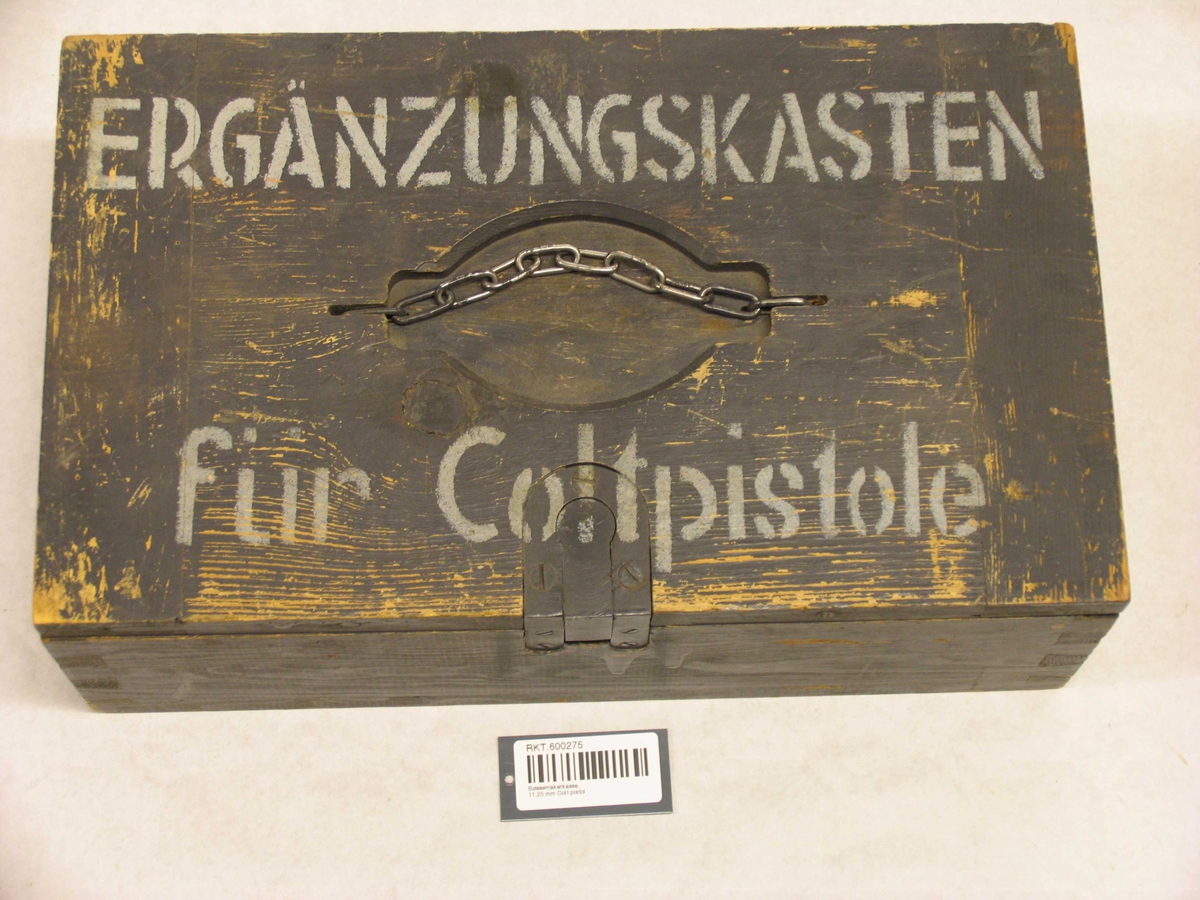 Reservedelskasse for Colt pistol, laget etter modell av den Norske førkrigsmodell. Innholdet er sammenfallende i disse kassene. Gråmalt.