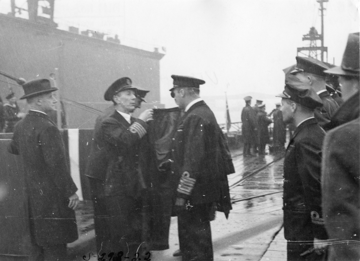 Fra overtakelsesseremonien 18. august 1944. HKH Kronprins Olav i midten.