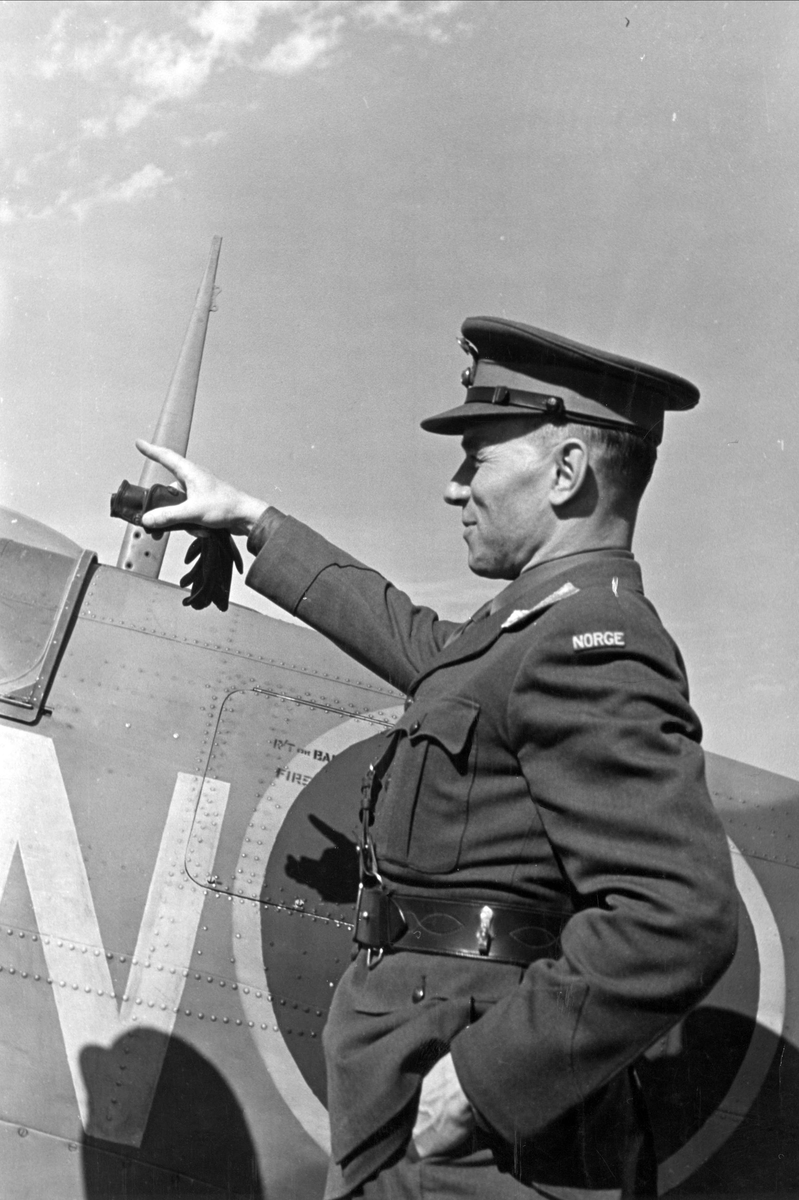 Forsvarssjef Wilhelm Hansteen på besøk hos de norske jagerskvadronene etter Dieppe-raidet i 1942.