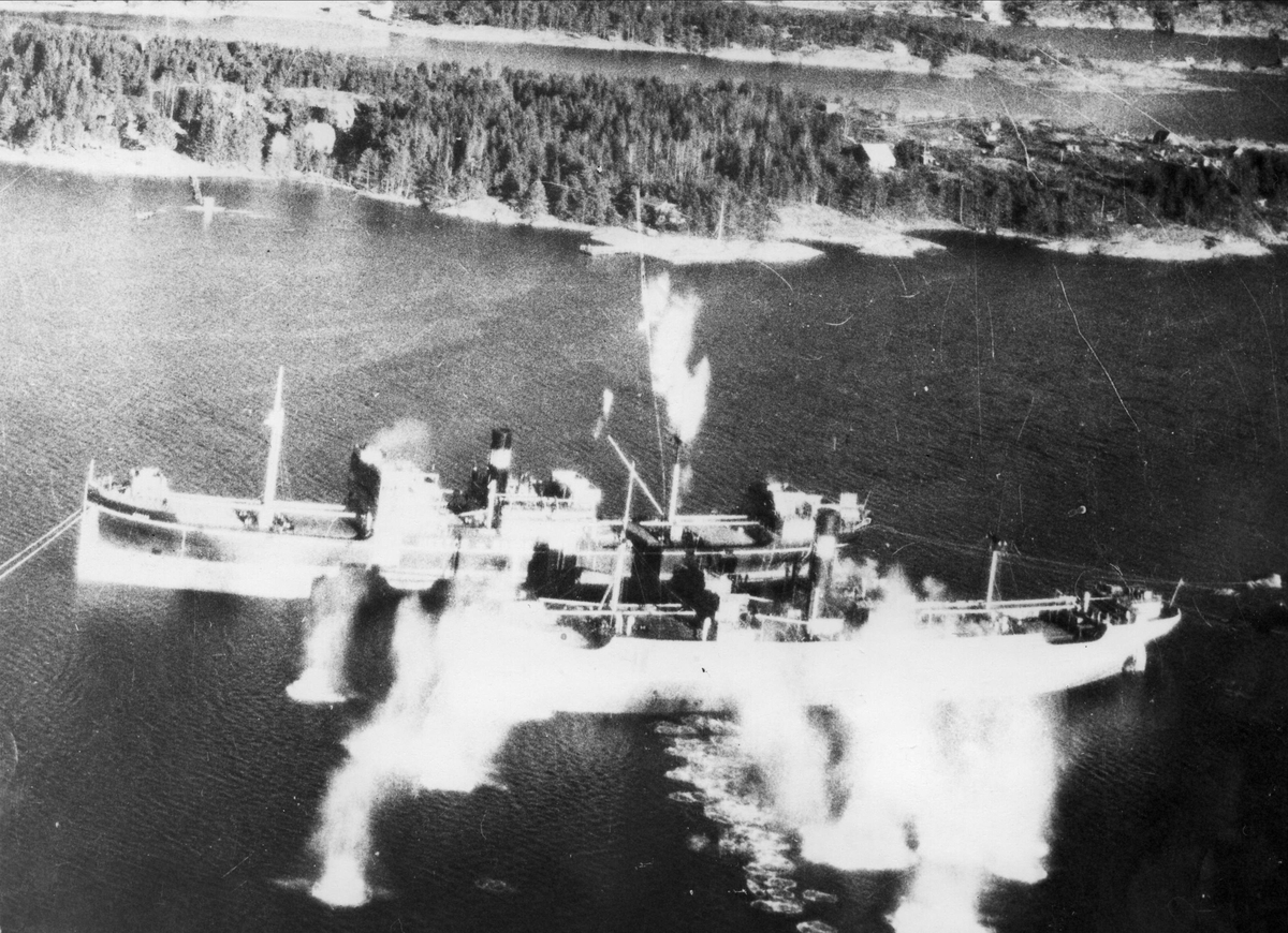 To skip blir angrepet av fly fra 143 skvadronen i Sandefjord, 4. april 1945. Det bakerste skipet er S/S "Hektor".