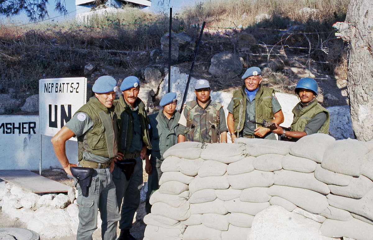 Nepbatt (den nepalesiske bataljon), 1978-1980, 1981-1982, 1985-2001. Innledningsvis gruppert sammen med Norbatt. Her ser vi norsk besøk fra UNIFIL HQ: major Jann Waagan (OPS) og kapteinene Storsletten og Bjørnstad (LOG) ved posisjon 5-2.