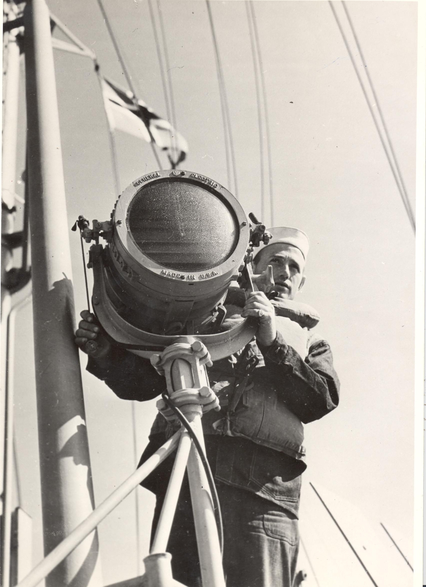 Enkeltbilde. Undervannsbåtjageren King Haakon VII, livet ombord under 2.VK. Bildet viser signalgasten i virksomhet.