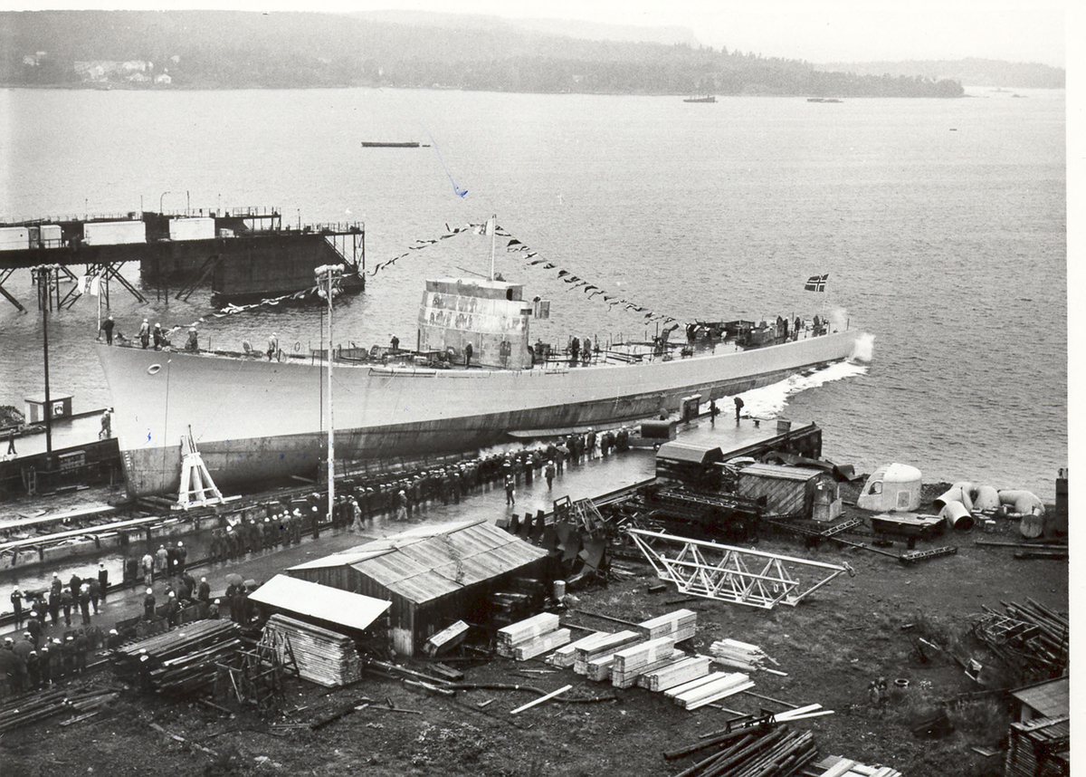 Sjøsetting og dåp av Oslo-kl.fregatt KNM "Bergen", 1965. Skipet forlater beddingen.