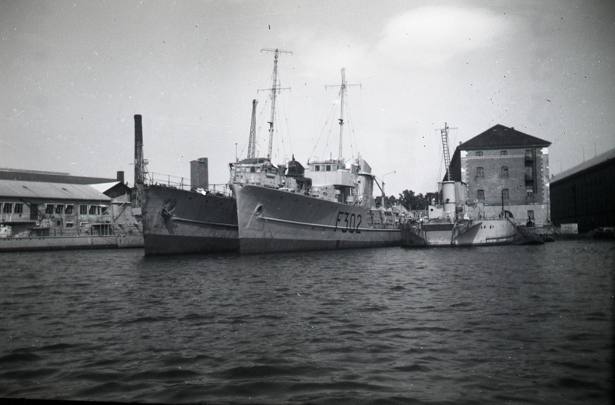 Karljohansvern. To fregatter av Sleipner-klassen fotografert ved kaien. 1955 eller 1957.