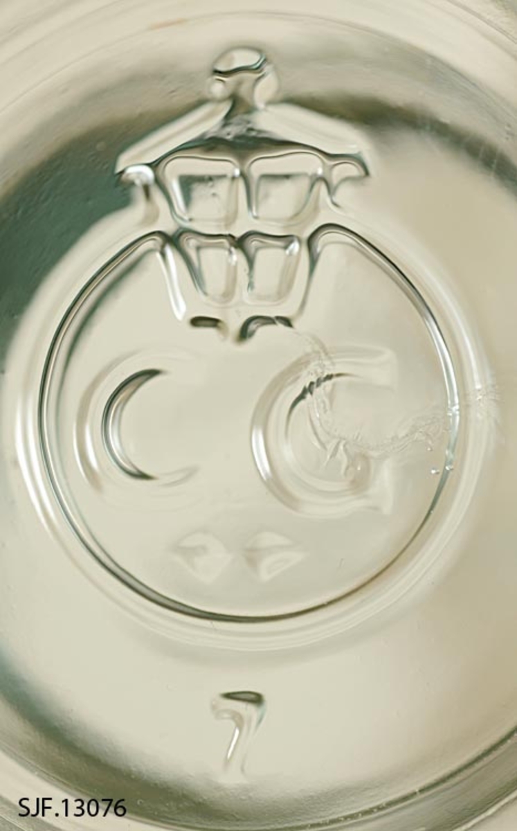 Gjenstanden består av tre deler: Klar glasskrukke med glasslokk og aliminiumsring. Det er gjenger i både glasset og ringen. Formen på gjenstanden er sylindrisk. Ringen har rifler i toppen, som gjør at man får et godt grep om ringen. 