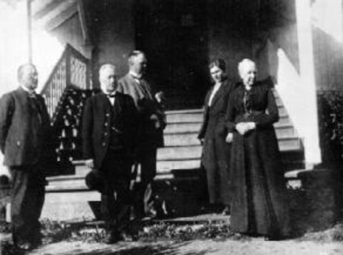 Ringsaker, Veldre kirke, på trappen til inngangen, Fra venstre er Axel Krogvik, pastor Reinert Svendsen, dr. Wergland, Sissa Krogvik, fru Schjerpen.