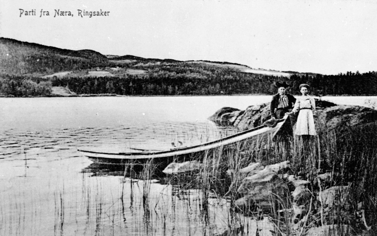 Postkort, Ringsaker, To kvinner ved robåt ved innsjøen Næra,
