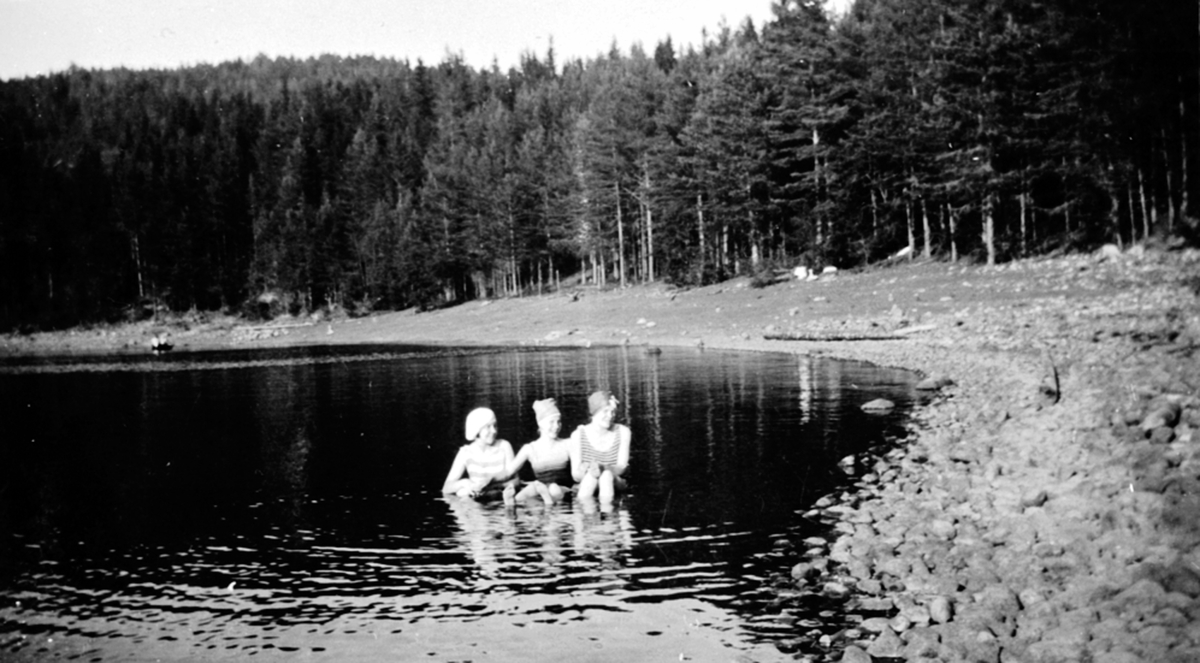 3 jenter bader, Ethel Murray, Signe Pettersen, ukjent, Sandbakkstranda, Bundefjorden, Ringsaker.