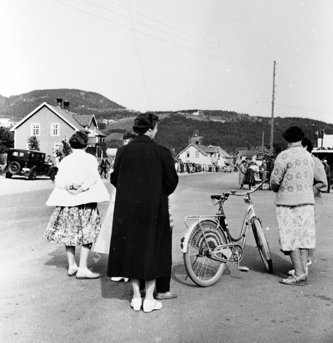 Brumunddal, folk venter på kong Olav V, signingsreise 1958 utenfor Berger Langmoen A/S, 