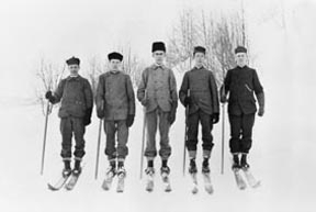 Gruppe skiløpere med en stav. Fra venstre er Anton Moen, Anton Langgaard, Ole Mesna, Johs. Langgard, Jørgen Olse, Næroset, Ringsaker.