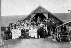 Bryllupsgjester samlet på låvebrua på Øvre Sund, Helgøya i 1