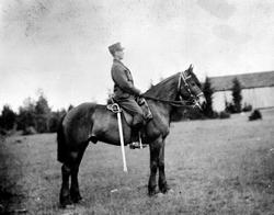 Kavalerist Kristian Helseth i militær uniform til hest. Hels