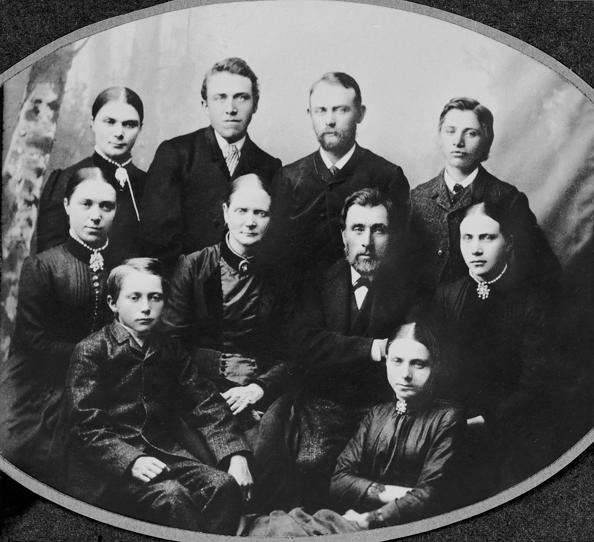 Familien på Sendstad, Nes, Hedmark. Mina (1833-1919) og Ole Sendstad (1827-1907) i midten med barna rundt. Otto Mauritz (1874-1965), Magnhild Barbro (1861-1935). Bak fra venstre er Anne Maria (Marie) (1865-1931), Ingvald (1867-1927), Olav (1859-1928), Aksel (1872-1922), 
Lena (1865-1940).