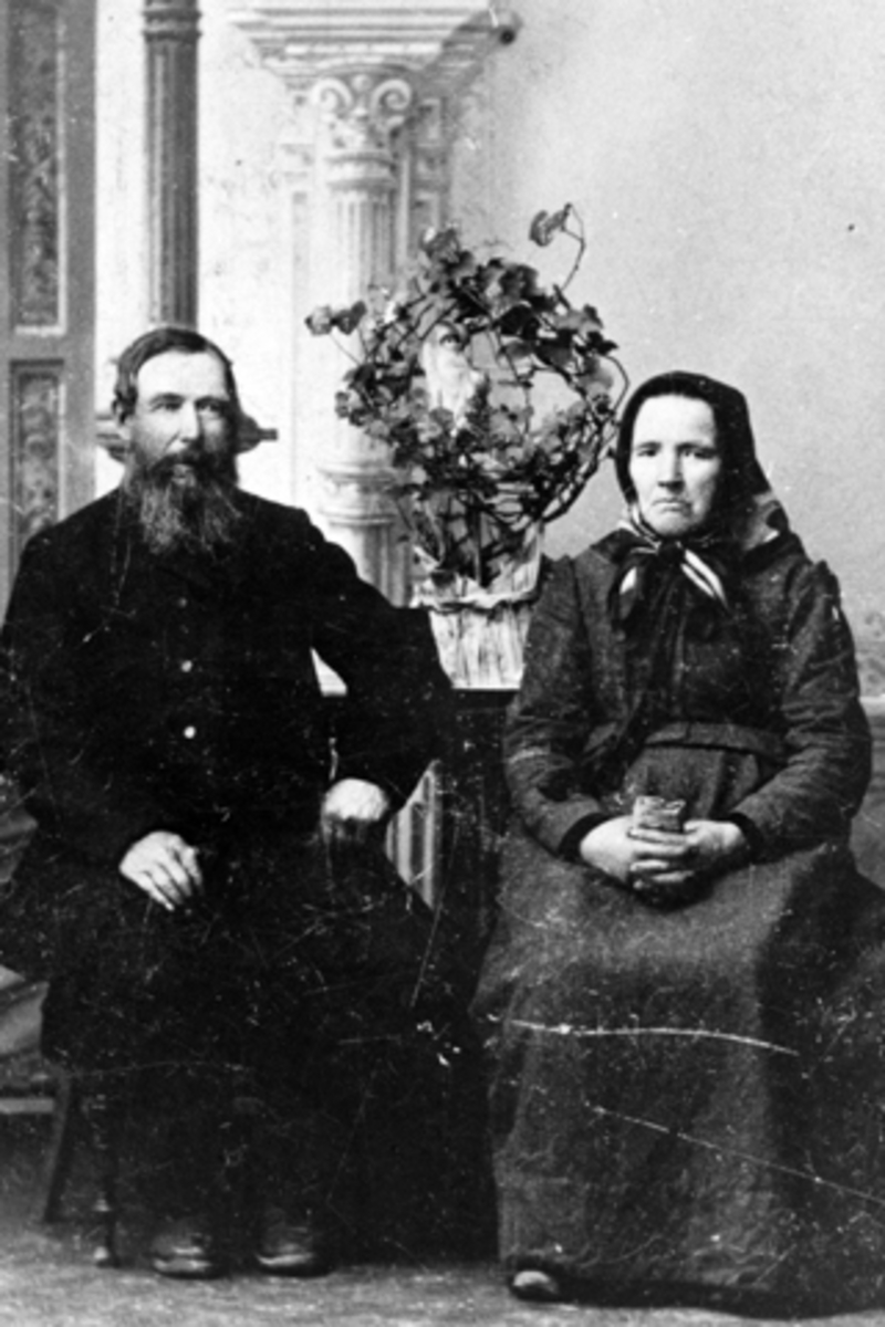 Ektepar, Lars Olsen Grinieie F: 1825, Johanne Olsdatter Kommerstadeie F: 1821, Hauglistua, Ringsaker. De giftet seg 14/04-1846 og fikk 7 barn.