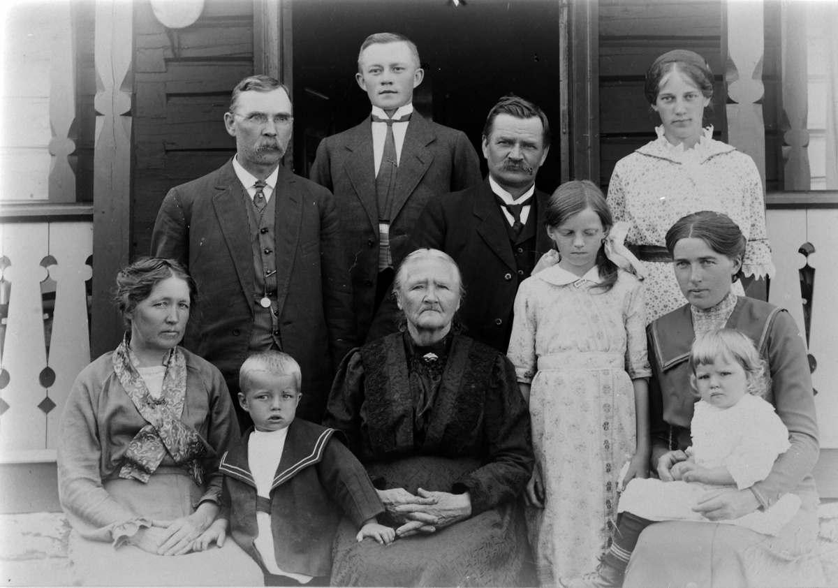 Familie Røhnebæk på verandaen i 1914. Nes, Hedmark.