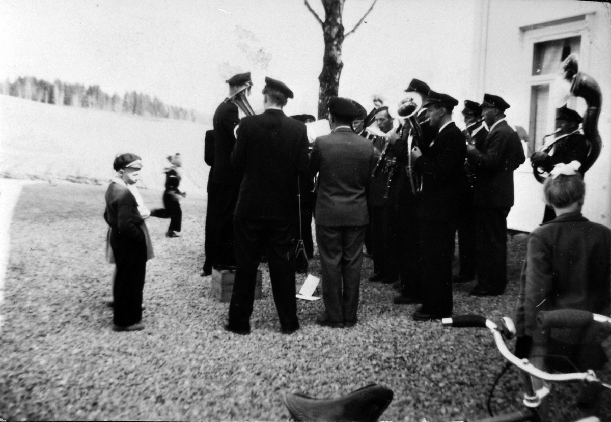 17. maifeiring på Furu skole, Veldre, Ringsaker i 1955. Musikkorps spiller. Barn og voksne.