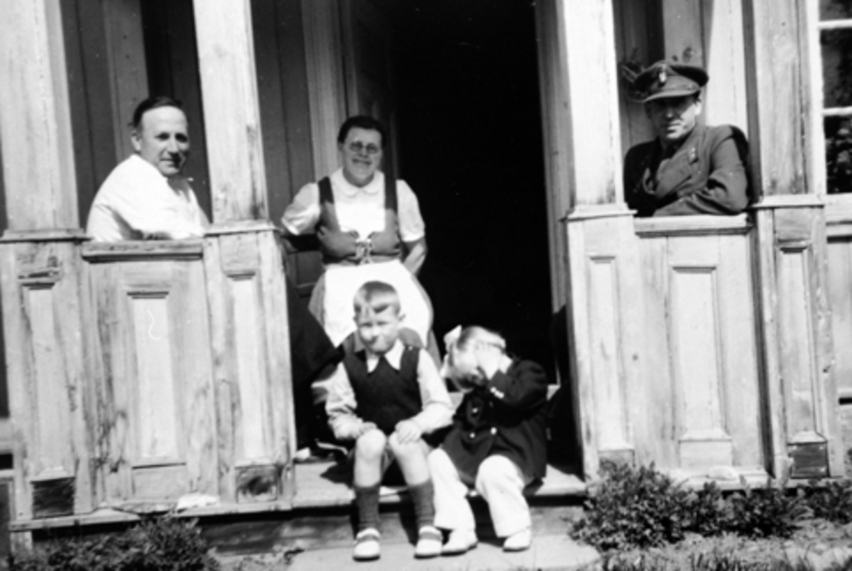 Bakkerud, Randi Johanne og Anders Ole Hauglid på trappa. Bak fra venstre er Johan og Emma Hauglid, Adolf Magen Hauglid. Brumunddal.