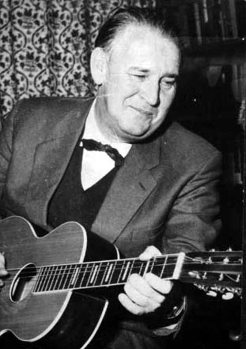 Alf Prøysen med gitar.