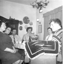 Kaffeselskap i Guldbrandsens stue, Kongsfjord.