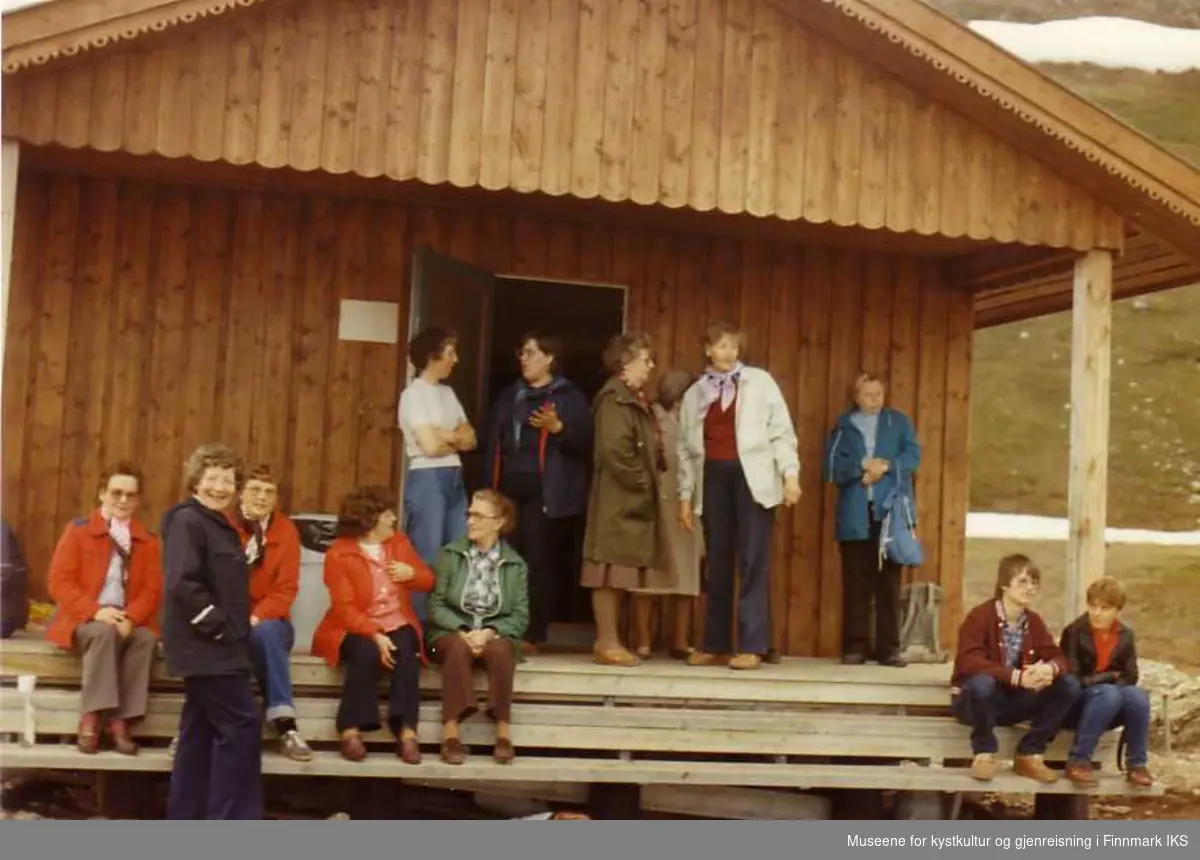 Noen medlemmer av Husmorlaget på trappa til Skihytta, muligens etter rundvask av hytta, ca 1975