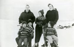 To kvinner og fire barn på sparke-tur.