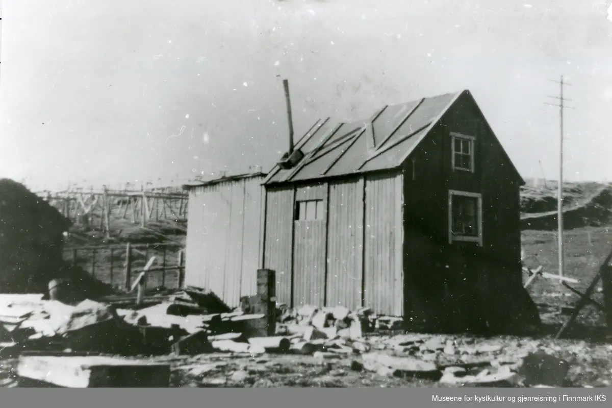 Det første telegrafbygget i Mehamn etter krigen. Fiskehjeller i bakgrunnen