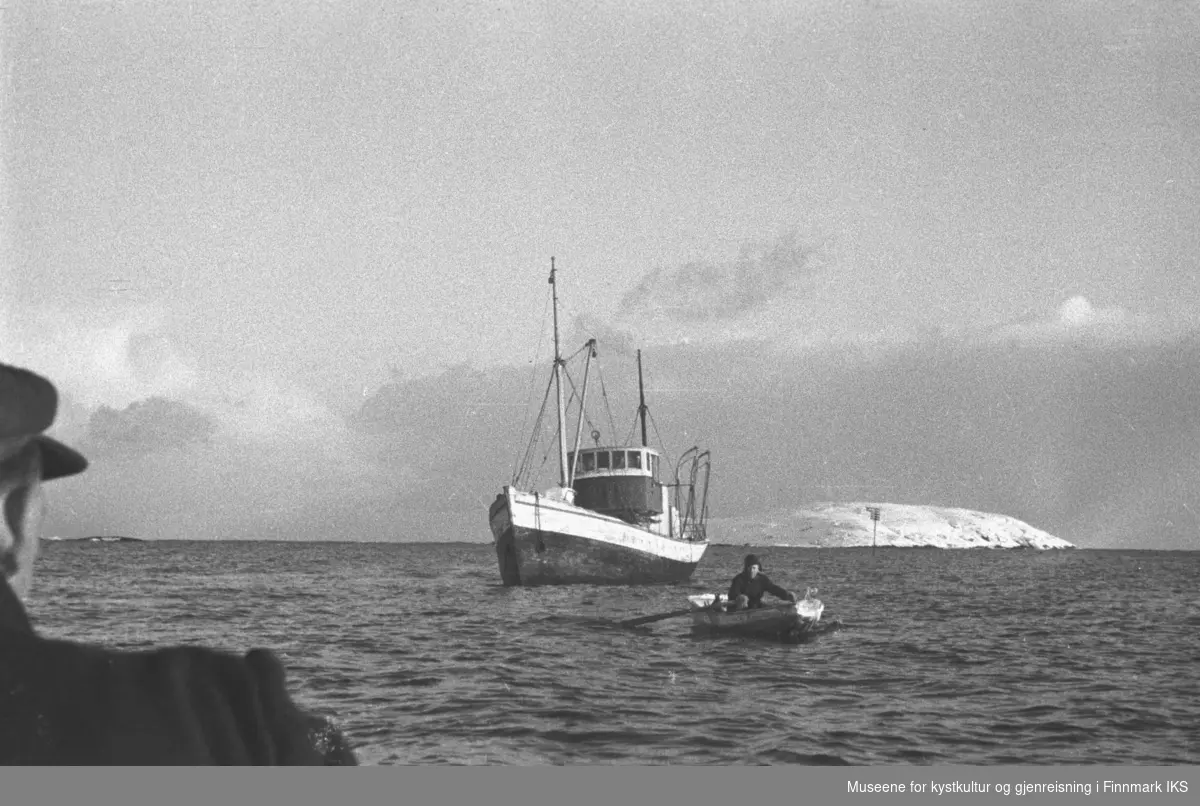 Telegrafbåten ligger innenfor Gåsøy på Ingøy. En person ror i ei sjekt og har sannsynligvis vært i Lenningen på oppdrag.