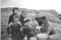 Familie på eggsanking på Landkomberget omkring 1960.