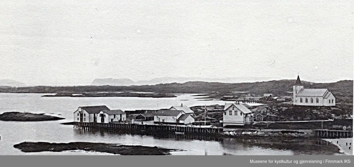 William Dahl Ulichs fiskebruk 1910. Lå på Ryholmneset på Inga.
Han etablerte seg her på 1890-tallet. Sønn av Ulich som drev handel og fiskekjøp på Loppa.