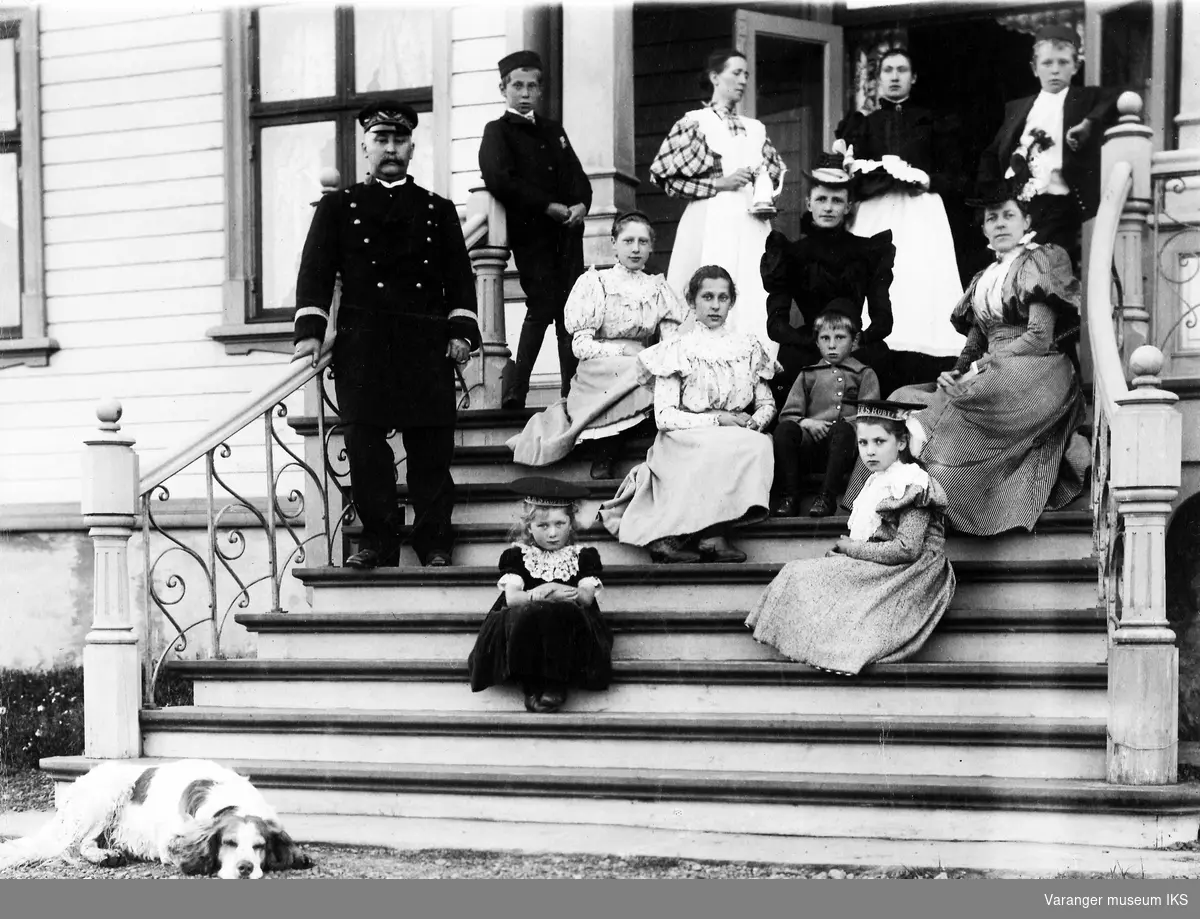 Amtmann Graff med familie, hushjelper og hund på trappa til Amtmannsgården 1898.