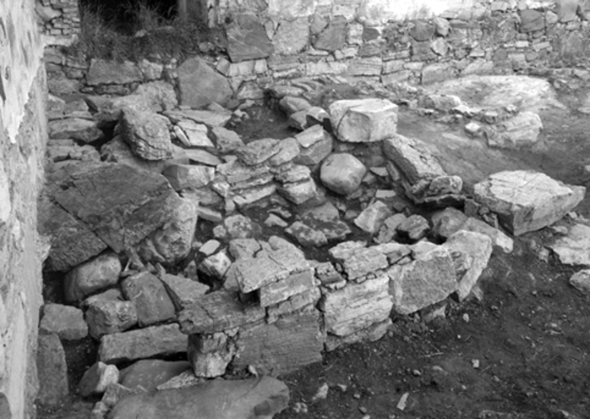 Arkeologiske undersøkelser i Hamar bispegård. Bygningsrester i nordvestre del av borggården
