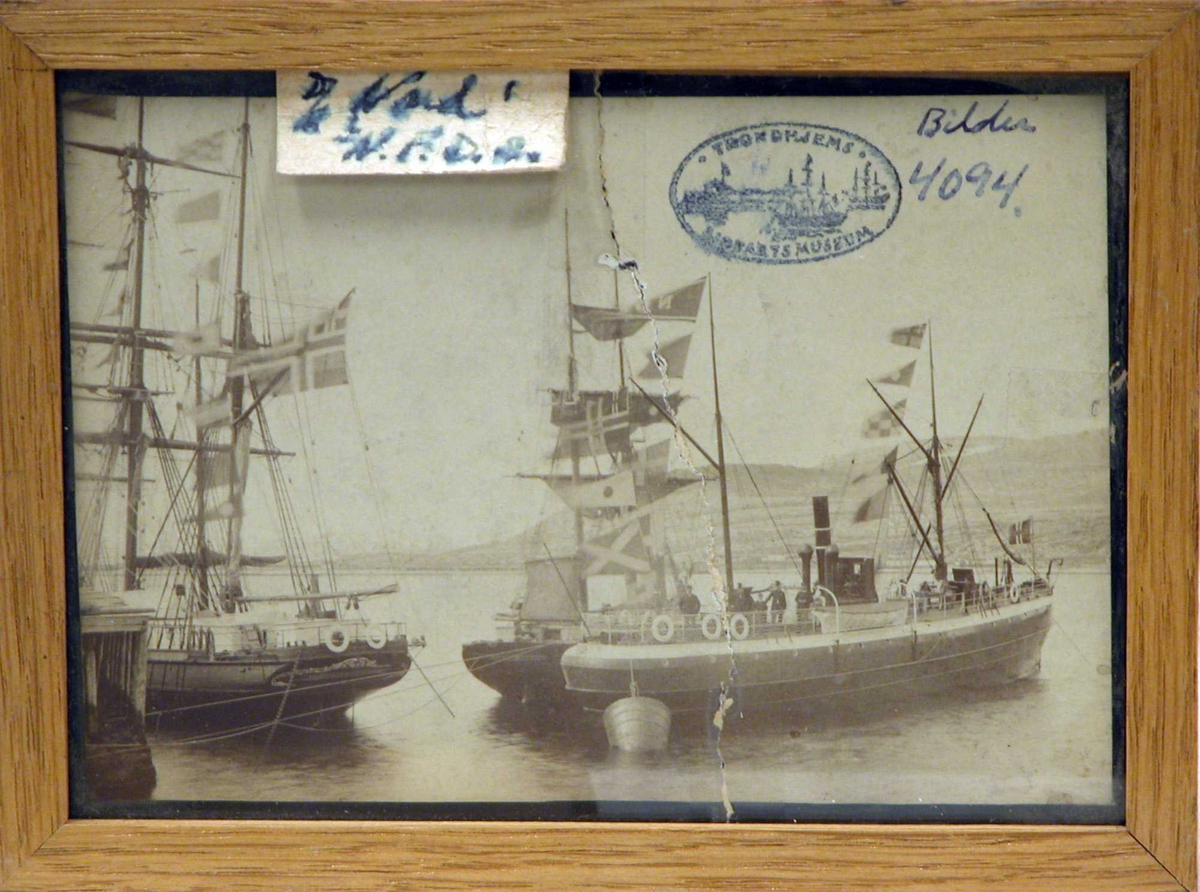 D/S "Nor" liggende ved siden av barken "Nor"?, samt en annen dampbåt, ved kai i Hammerfest.            D/S "Nor" tilhørte N.F.D.S. 1872-1915.