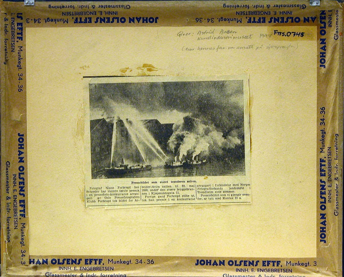 Brann i bryggene ved Bybroen natt til 30.mai 1950, sjøsprøytene/brannbåtene jobber på spreng.