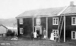 "Skogvoktergården Åmot i Meldal.  Skogvokter Bjerkan med fam