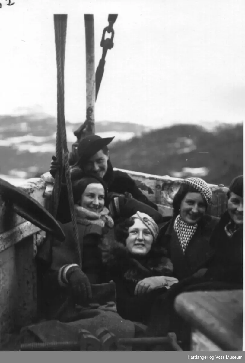 Fem jenter, Wallevik og Djønne ombord i ein båt