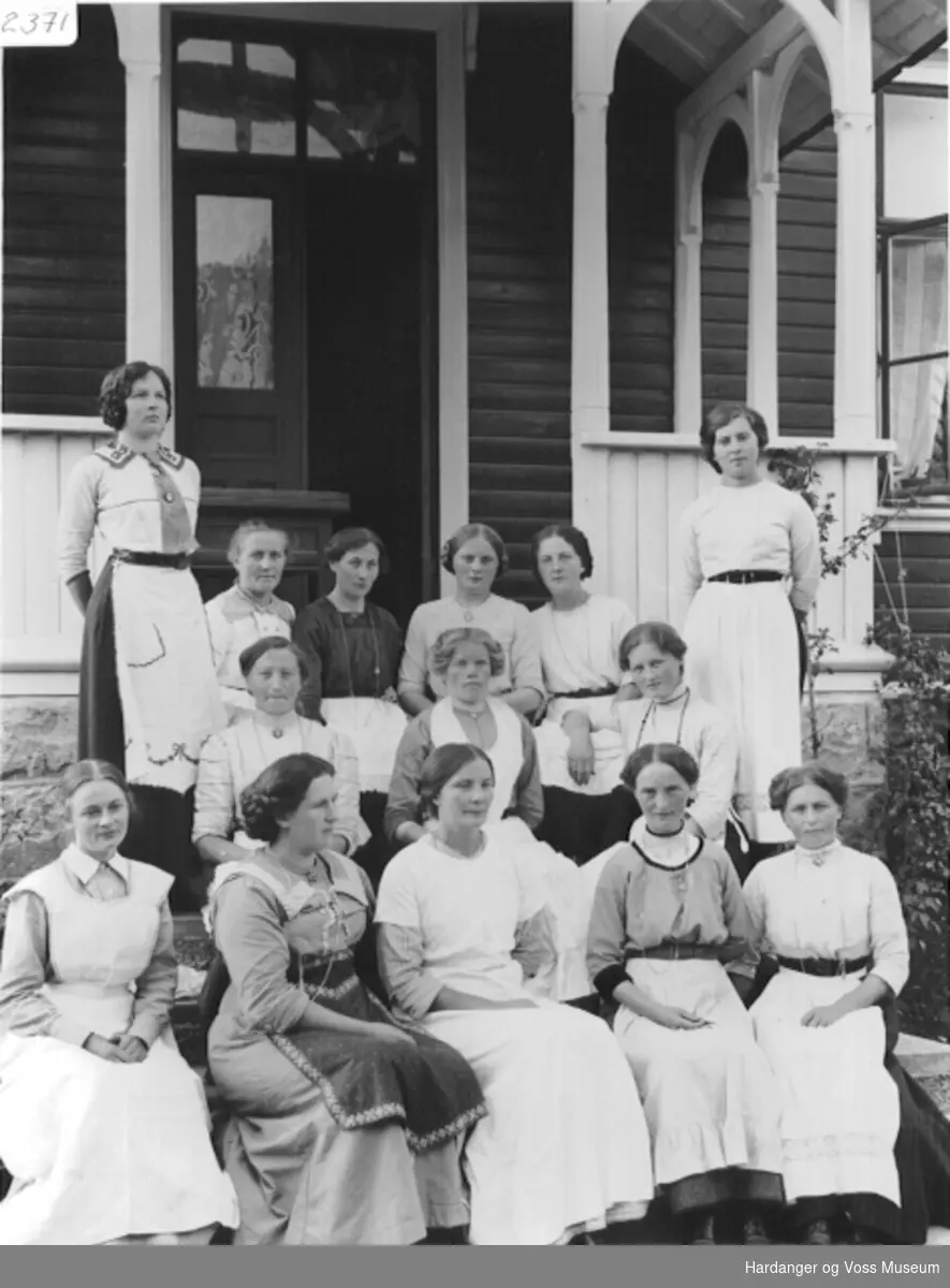 Fjorten kvinner på trappa til Hjeltnes Gartnarskule, husstellklasse