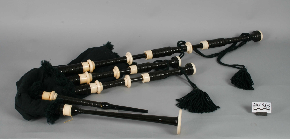Instrumentet har deler av elfenben fra afrikansk elefant (Oppl.A.)
