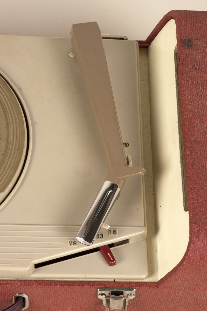 Platespilleren har fire hastigheter: 16, 33 1/3, 45 og 78 rpm. Kofferten har håndtak og kassen består av finertre og er trukket med rød vinyl. Pickupen er av type Philips AG3305 med to diamantnåler. Arm er av plast. Platespilleren avspiller i stereo på to integrerte Philips AD1400-høyttalere i hver ende.