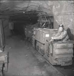Gruvelokomotiv, vogner og fører i gruva.