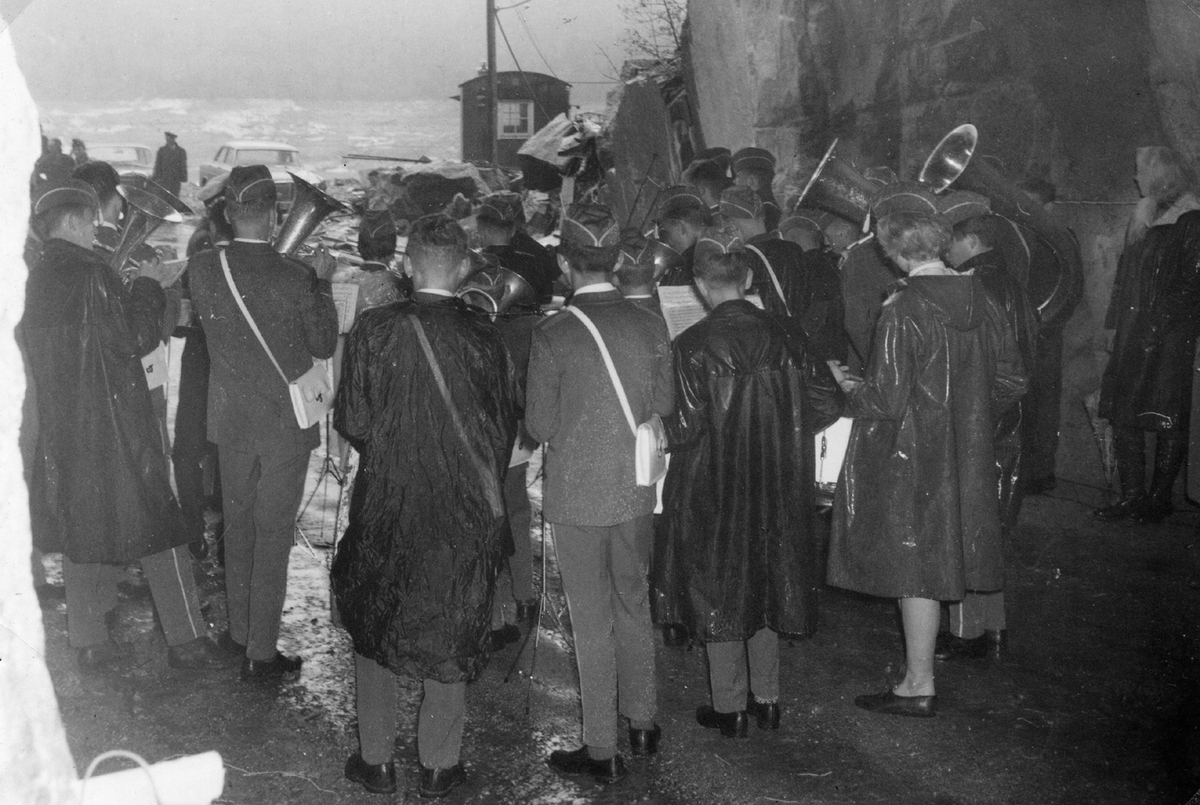 Tyssedal skolekorps spelar ved den offisielle avdukinga i Skjeggedal.