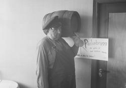 Hr. Evjen (fra Sandgata) med ølkagge